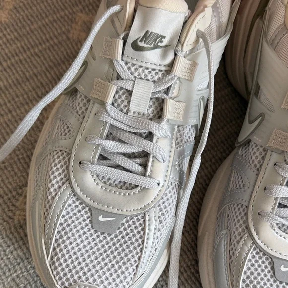 Nike Light Gray V2K Run Sneaker Brand New Never Worn - Picture 7 of 10